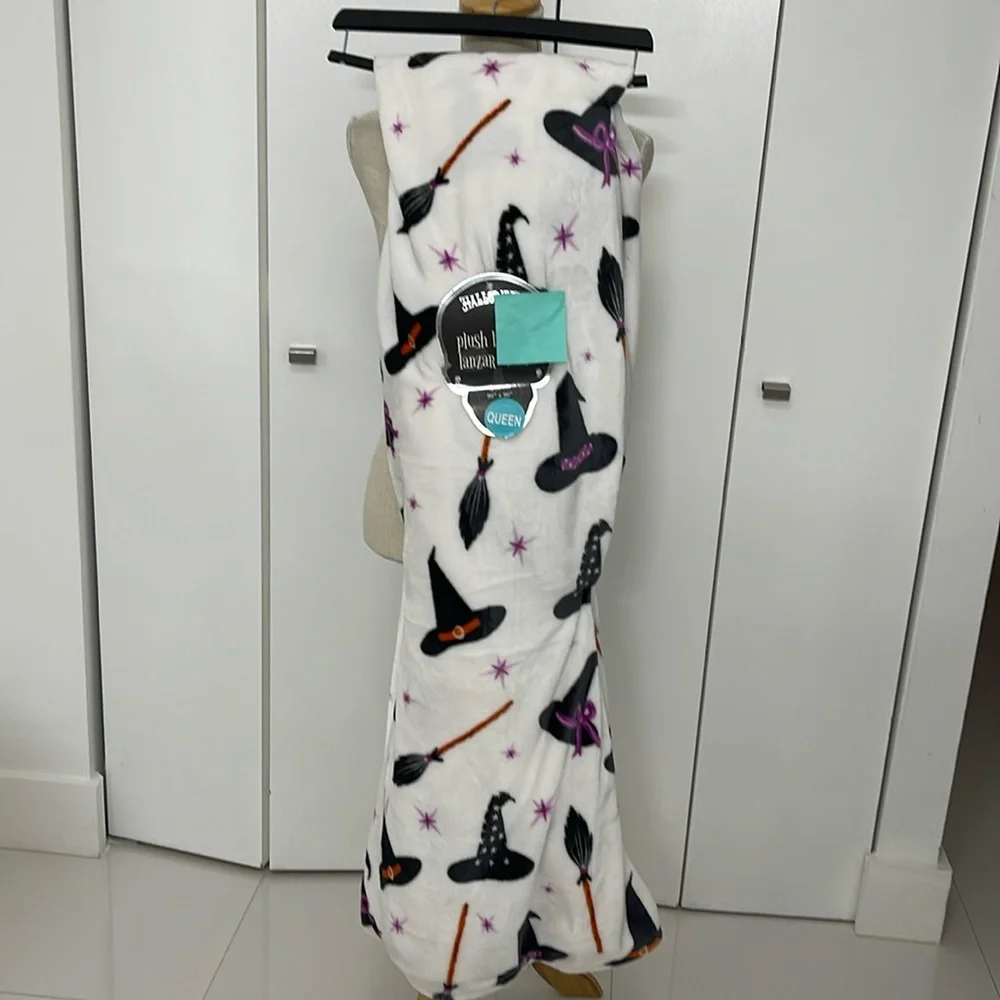 Halloween White/Black/Purple Witch Hats/Brooms/Stars QUEEN Throw Blanket